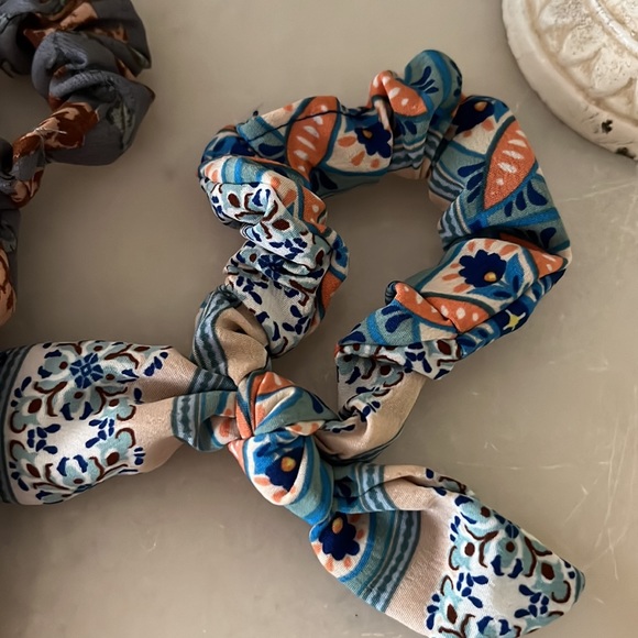 Set of 2 J Crew scrunchies - Picture 3 of 3